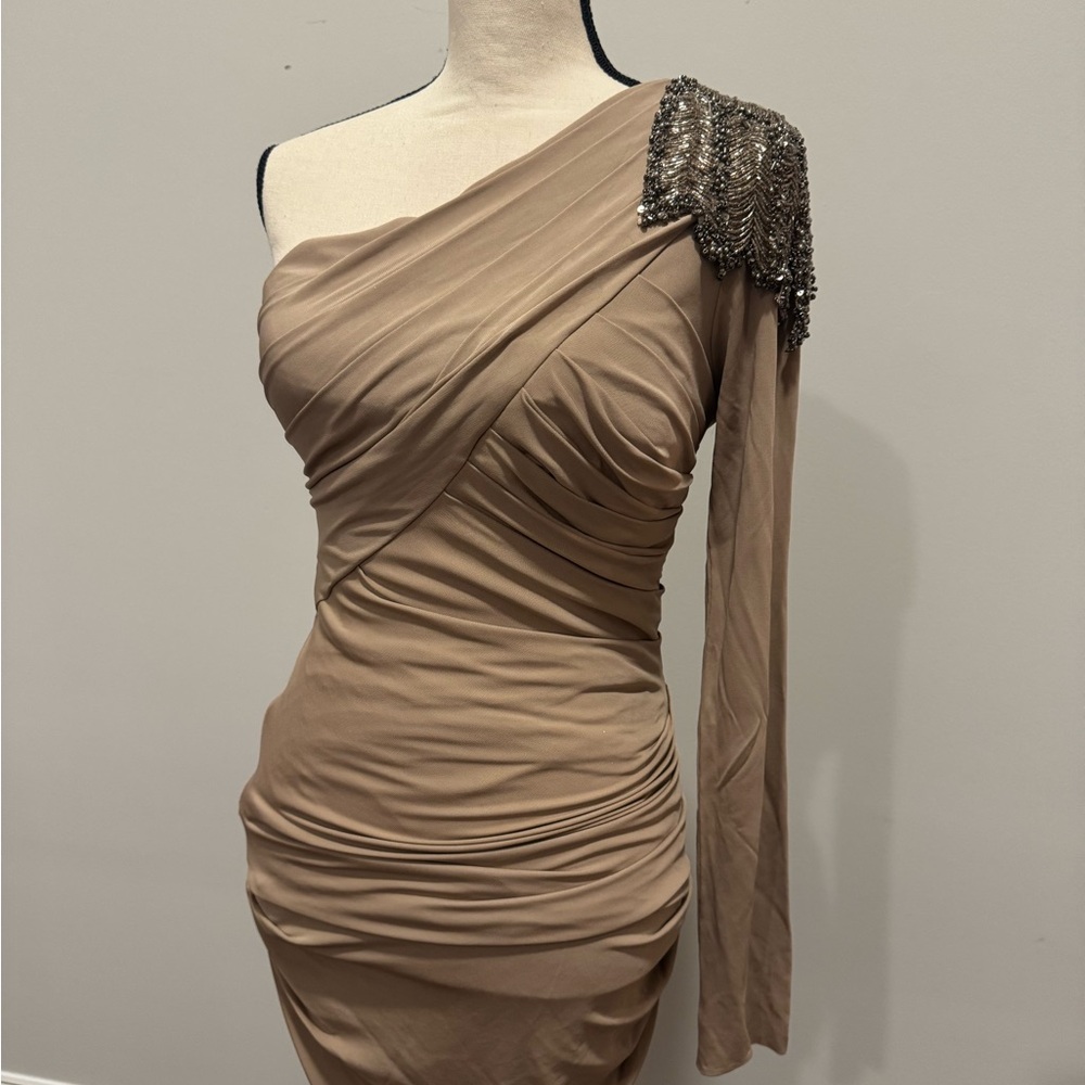 ASO SERENA VAN DER WOODSEN One-Shoulder Beige Dress - Picture 11 of 12